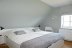 'Das zweite Schlafzimmer mit einem Doppelbett (180 x 200 cm) verfgt ber ein Smart TV.'