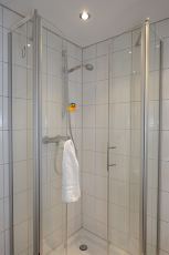 Das Badezimmer im Obergescho mit Dusche....