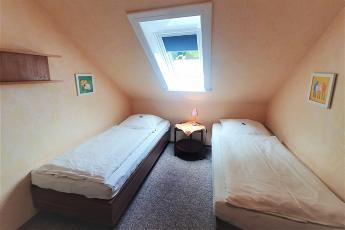 Das zweite Schlafzimmer mit zwei Einzelbetten.