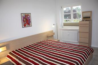 gerumiges Schlafzimmer (neu: Mckengitter am Fenster) mit Doppelbett ...