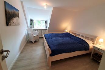 Das Schlafzimmer mit groem Doppelbett (180x200).