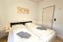 'Das erste Schlafzimmer mit Doppebett'