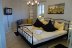 'Groes Schlafzimmer im Erdgeschoss mit Doppelbett und zus. TV-Gert'
