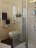 'Duschkabine, Handtuchheizung und WC'
