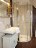 'Das Badezimmer im Obergeschoss mit Duschkabine...'