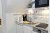'... Khlschrank und Kaffeemaschine'