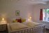 'Ein Schlafzimmer mit groem Doppelbett im Erdgeschoss'
