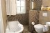 'Badewanne und offene Dusche, Toilette.'