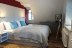 'Das groe Doppelbett im \'roten\' Schlafzimmer, TV'