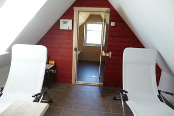 Im Dachgescho steht zur kostenfreien Nutzung eine Sauna mit Ausblick zur Verfgung.