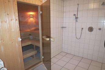 Weiterhin befindet sich im Souterrain die Sauna mit Dusche, ein Abstellraum und ein Hauswirtschaftsraum mit Waschmaschine und Trockner zur kostenfreien Nutzung.