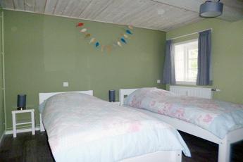 Das kleinere gemtliche Schlafzimmer bietet zwei Einzeletten (je 90 x 200 cm) mit offenem Fuende.