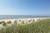 'Zum herrlichen Nieblumer Sandstrand mit Strandkrben, Surfschule, sowie zum Dorfkern mit den Geschften, Cafs, Restaurants, Touristeninformation und Fahrradverleih sind es nur wenige Gehminuten'