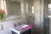 'Das Badezimmer im Erdgeschoss ist mit einer walk in Dusche modern gestaltet.'
