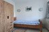 'Das zweite Schlafzimmer bietet ein Einzelbett ( 0,90 x 2,00 m) und ein Bett unter der Schrge (1,60 x 2,00 m).'