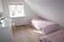 'In dem dritten Schlafzimmer mit zwei Einzelbetten ( je 90 x 200 cm) steht ein zustzlicher Flachbild-TV. Die Betten sind nicht zusammen schiebbar.'