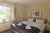 'Das behagliche Schlafzimmer im Erdgescho mit Doppelbett (200 x 200 cm) und Flachbild-TV ldt zu herrlichen Trumen ein.'