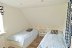 'Weiterhin liegt das zweite Schlafzimmer mit zwei Einzelbetten (je 90 x 200 cm) hier im Obergescho.'