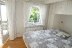 'Der Schlafraum mit Doppelbett  (180x200 cm) liegt im 1. OG Richtung Strand und hat ebenfalls einen Balkon mit Meerblick.'