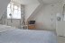 'Im Obergeschoss befindet sich ein Schlafzimmer mit Doppelbett (180 x 210 cm).'