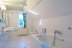 'Das gerumige Badezimmer im Obergeschoss mit Doppelwaschbecken, Bidet, Dusche und Badewanne wirkt freundlich einladend.'