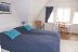 'Im Obergescho liegt das groe Schlafzimmer (180 x 200 cm) mit Schreibtisch und Doppelbett und ldt zu herrlichen Trumen ein.'
