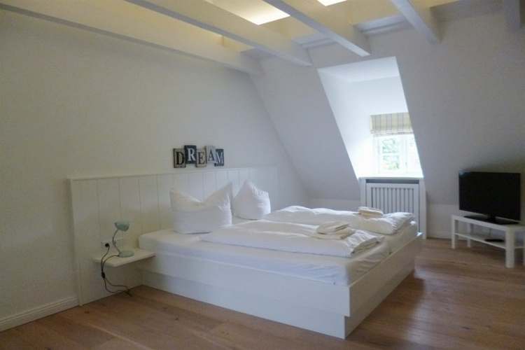 schlafzimmer mit tv und schreibtisch maja das gemütliche schlafzimmer mit doppelbett lädt zu herrlichen träumen ein hier befindet sich auch ein diashow v3 iframe schlafzimmer mit tv und schreibtisch maja das gemütliche schlafzimmer mit doppelbett lädt zu herrlichen träumen ein hier befindet sich auch ein diashow v3 iframe