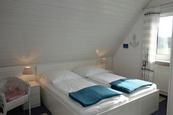 Das Schlafzimmer mit groem Doppelbett 180x200cm