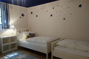 Das Schlafzimmer in der U 20 Zone mit 2 Einzelbetten 90x200cm, Sternenhimmel...