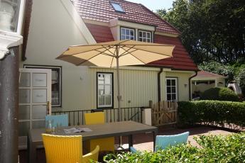 Die Terrasse mit großem Tisch und herrlich bequemen Sesseln