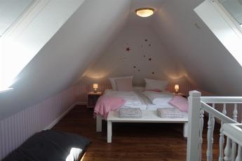 Das Schlafzimmer im Dachgescho mit Doppelbett 180x200 und sep. Duschbad.