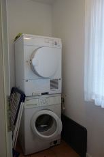 Im Hauswirtschaftsraum zur kostenfreien Nutzung;Waschmaschine und Trockner.