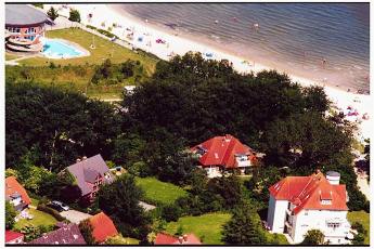 Die Huser  Stockmannsweg 4 - Strandvilla  und  Am Leuchtturm 4 - Neshrn, eine Luftaufnahme die zeigt: noch nher zum Strand kann man fast nicht wohnen....