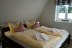 'Das Doppelbett im Schlafzimmer mit ...'