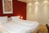 'Ein weiteres Schlafzimmer (UG) mit groem Doppelbett und Einbauschrank'