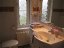 'Bad im Erdgescho:   \nToilette, Waschbecken, groer Spiegel und ...'