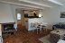 'Der Blick vom Wohnzimmer an der Kche vorbei zum Flur. Links im Bild der Kamin'