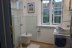 'Das Bad mit Handwaschbecken, Toilette, groem Fenster (Plissee als Sichtschutz) und ...'