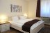 'Das grozgige Schlafzimmer mit Doppelbett 180x200cm\nLaminatfussboden'