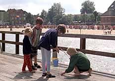 Kinder auf Mittelbrücke
