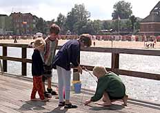 Kinder auf Mittelbrücke